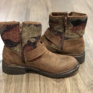 Brown Sonoma Boots with pattern